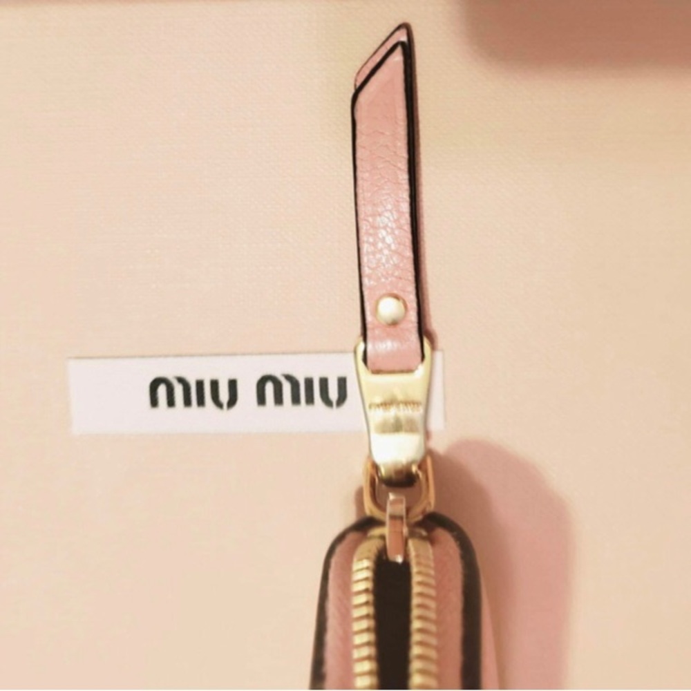 MIU MIU - Pink leather coin purse/wallet. AUTHENTIC and in BEAUTIFUL CONDITION! - Picture 6 of 16